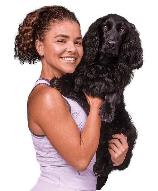 immagine Jasmine Paolini con in braccio un cane