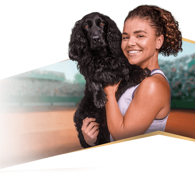 immagine di una Jasmine Paolini con in braccio un cane
