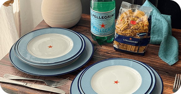 tavola con piatti posate e candele