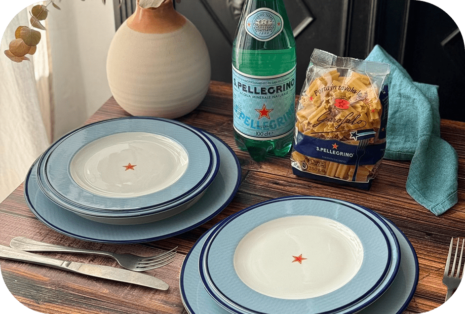 tavola con piatti posate e candele