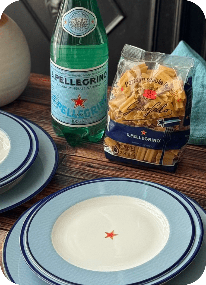 tavola con piatti posate e candele